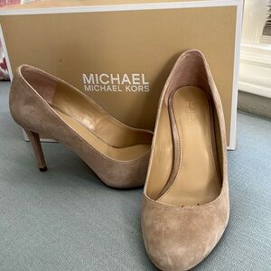 MICHAEL Natural suede flex pump gently worn